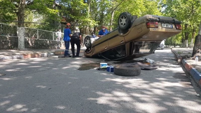 Aydınlatma direğine çarpıp ters dönen otomobil sürücüsü 400 promil alkollü çıktı
