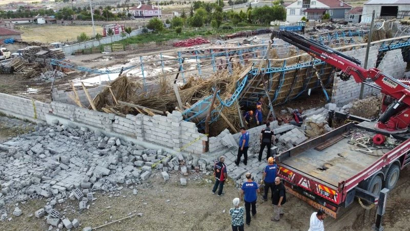 Ağıl çöktü yaklaşık 150 küçükbaş hayvan göçük altında kaldı
