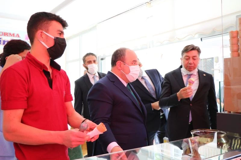 Bakan Varank sıcaktan bunalan takipçilerine dondurma servisi yaptı
