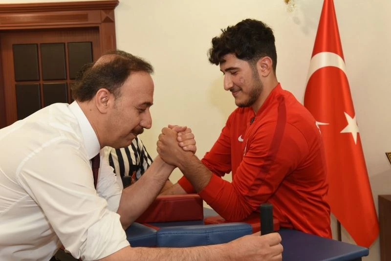 Vali Erin şampiyon sporcu Ocakoğlu’nu nakavt etti
