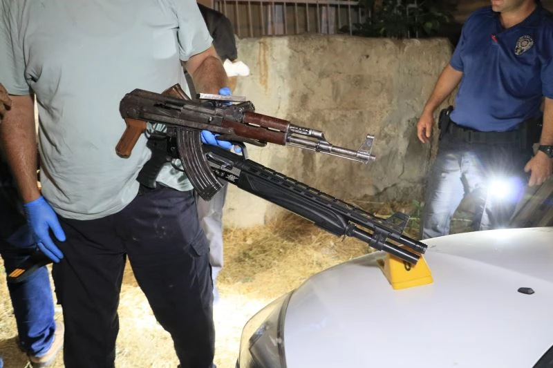 Kalaşnikof, tabanca ve pompalı tüfekle etrafa ateş açan şüpheliler kovalama sonucu yakalandı
