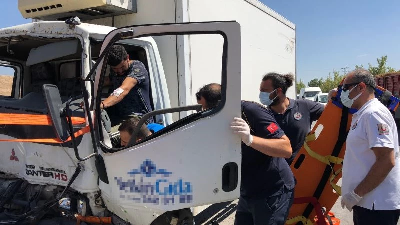 Kamyonette sıkışan sürücü çarptığı kepçenin yardımıyla kurtarıldı
