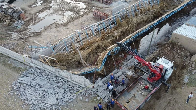 Çöken ağıldan 205 koyun kurtarıldı, 15’i telef oldu
