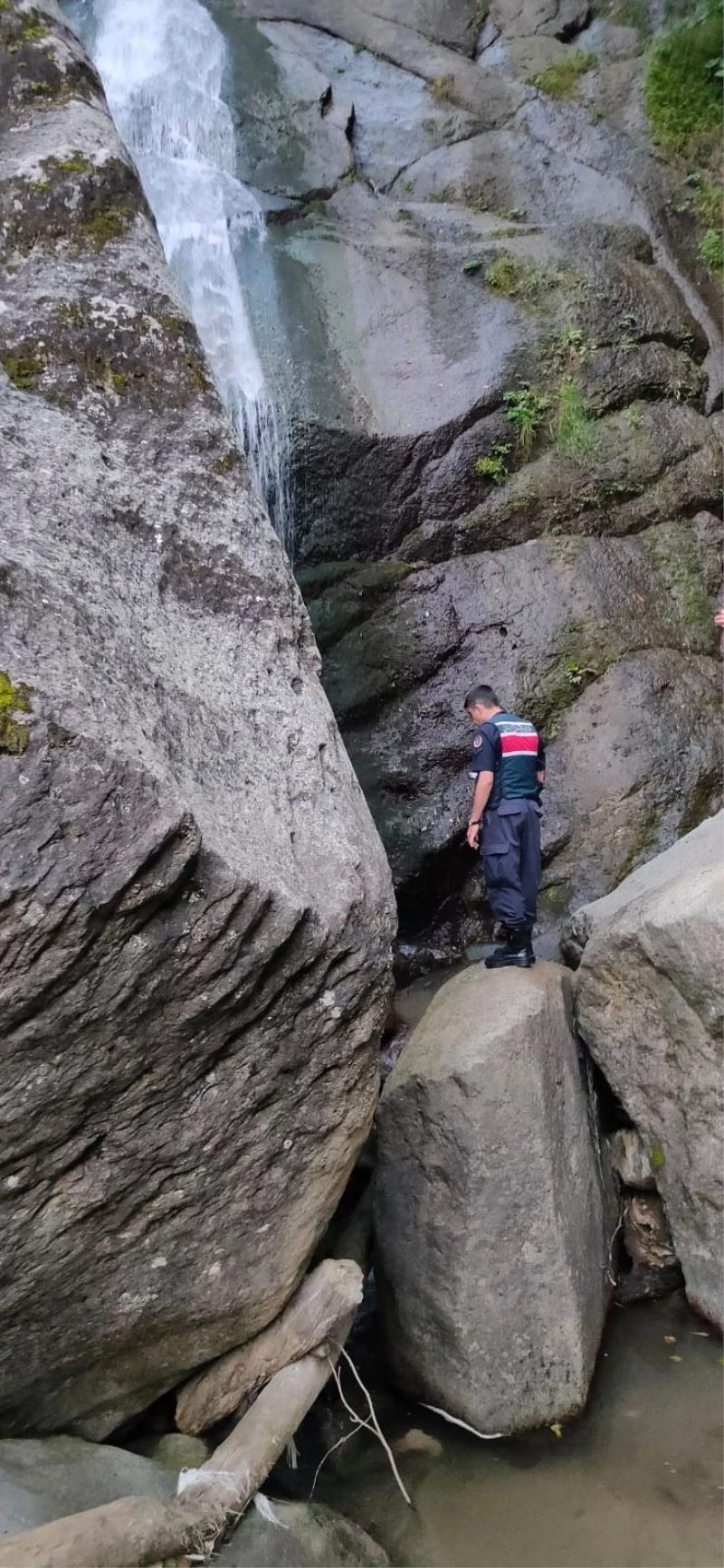 Şelaleden düşen Afganlı genç hayatını kaybetti
