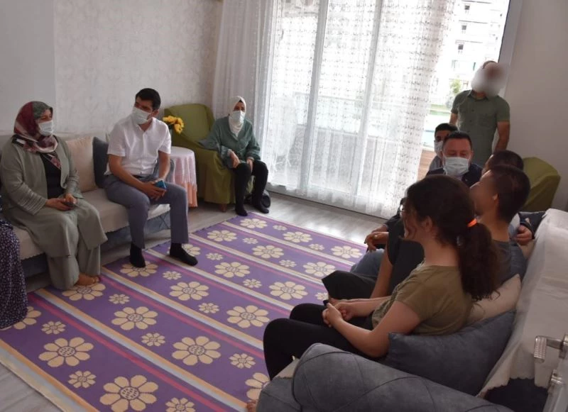 Doğuştan engelli olan engelli kardeşlere yürek ısıtan ziyaret
