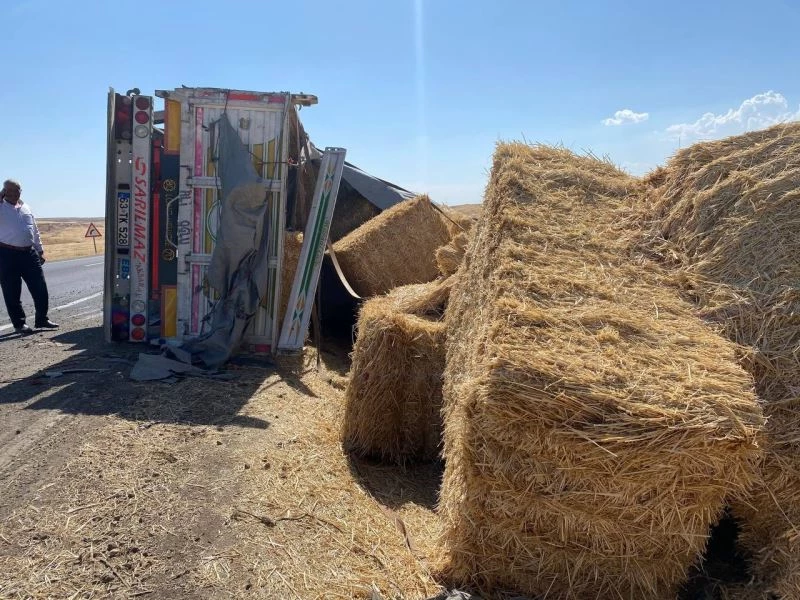 Devrilen tırdaki saman balyaları etrafa saçıldı
