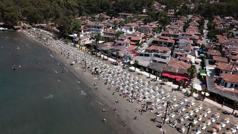 ‘Sakin Kent’ mavi gerdanlığını taktı
