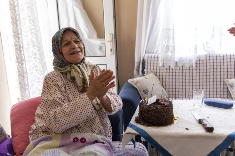 Büyükşehir Belediyesinden Vasfiye teyzeye doğum günü sürprizi
