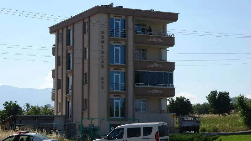 4. katın balkonunda intihara kalkışıp polislerin üzerine sandalye attı
