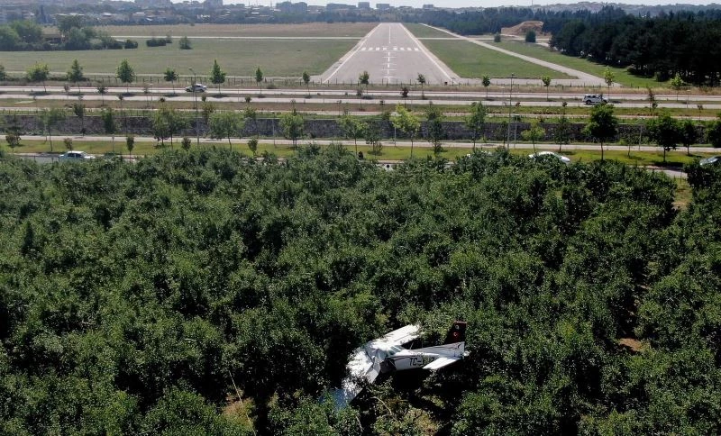 Bursa’da havaalanına inmeye ramak kala armut bahçesine inen uçak drone ile havadan görüntülendi

