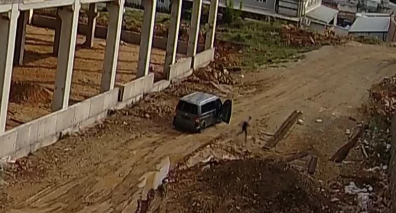 Cezaevine giden babaya kızlarından adliye önünde veda
