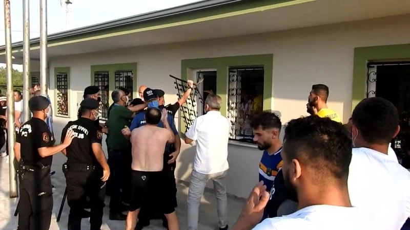 Futbolcuların kavgasında camlar kırıldı, parmaklıklar söküldü
