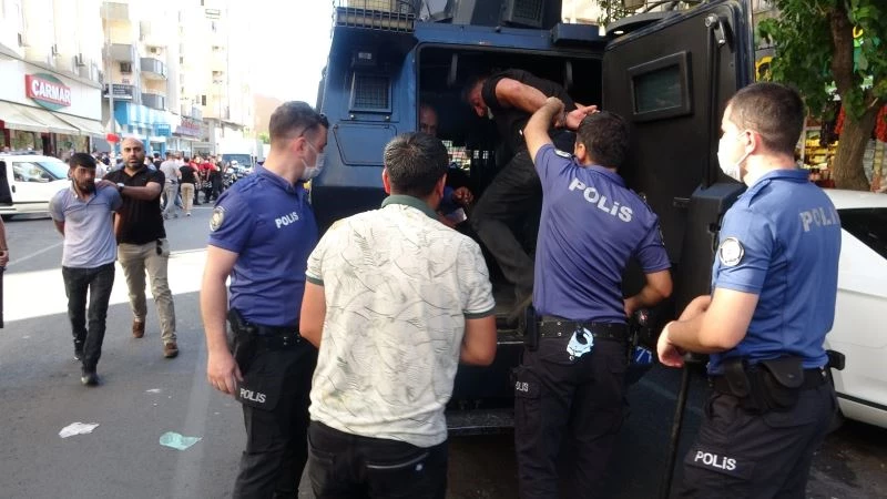 Adliye çıkışı taraflar birbirine girdi, ortalık savaş alanına döndü: 5 yaralı, 10 gözaltı
