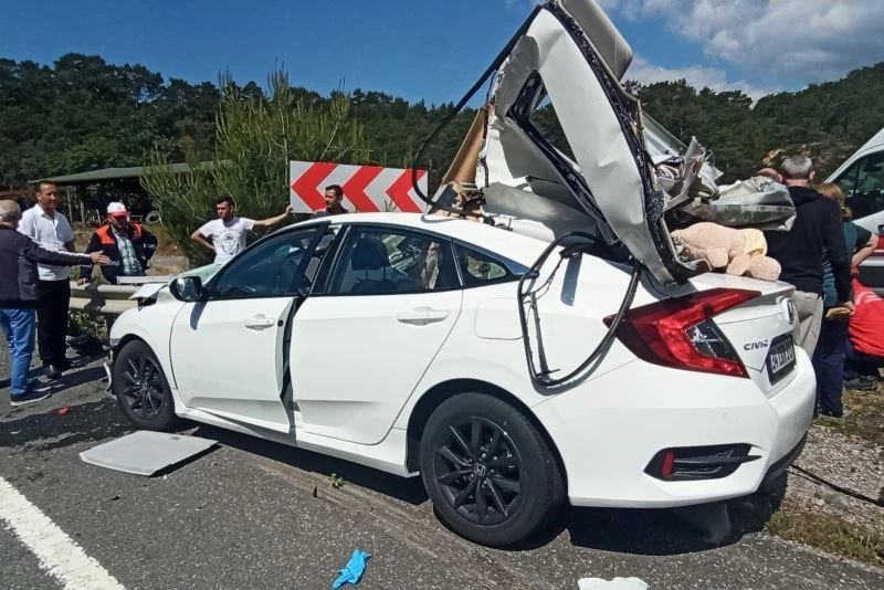 Viraj bariyerlerine ok gibi saplanan otomobildeki çocuk hayatını kaybetti
