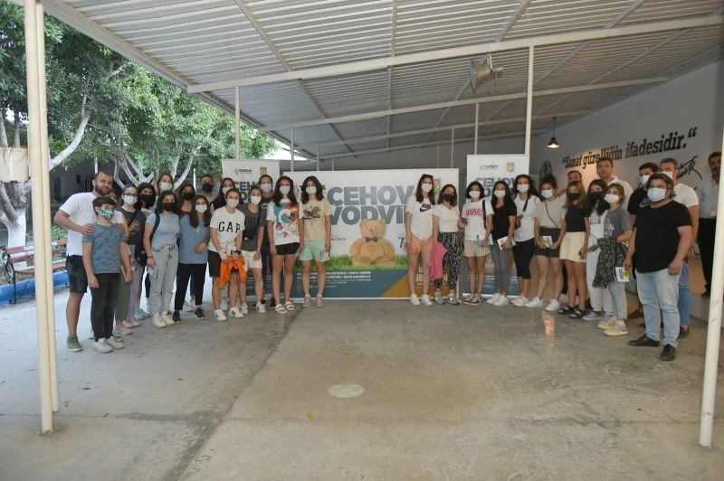 Tarsus Şehir Tiyatrosu perdelerini ’Çehov’ ile açtı
