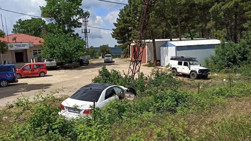 Kontrolden çıkan araç, yangın müdahale istasyonunun bahçesine uçtu: 2 yaralı
