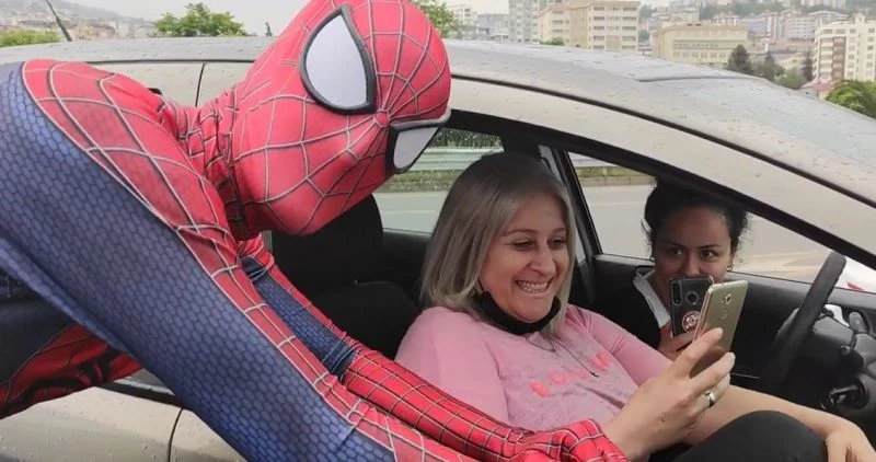 Örümcek Adam memleketine geldi, şivesiyle görenleri güldürdü
