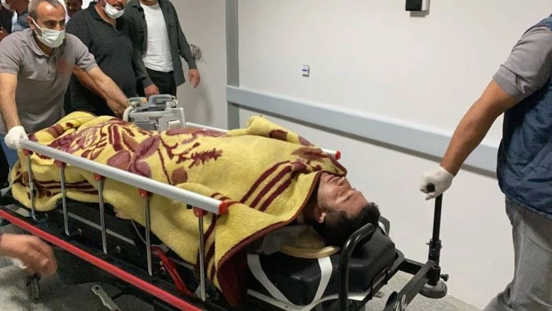 Düştüğü taş ezme makinesinde bacağı kopan yaralı kepçeyle taşındı
