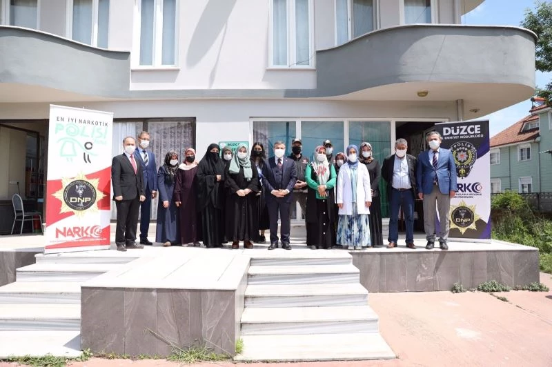 En iyi narkotik polisi Anne kursiyerlerine ziyaret
