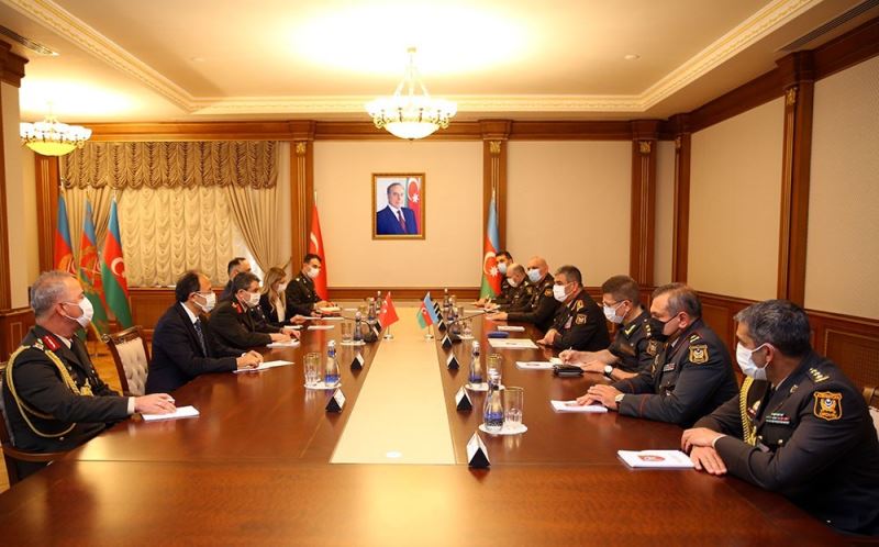 Genelkurmay İkinci Başkanı Korgeneral Bayraktaroğlu, Azerbaycan Savunma Bakanı Hasanov’la görüştü
