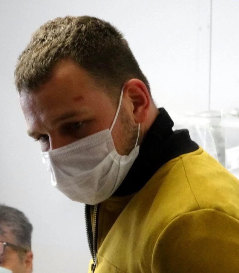 Samsun’da sokak ortasında eski eşini çocuğunun gözü önünde darp eden İbrahim Zarap (27), yargılandığı mahkemece 10 yıl 4 ay hapis cezasına çarptırıldı.
