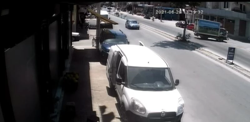 El freni çekilmeyen kamyonet refüjü aşıp park halindeki araca çarptı
