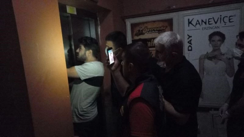 Erzincan’da asansörde mahsur kalan 3 kişi uzun uğraşlar sonucu kurtarıldı
