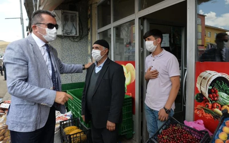 Vali Memiş Karayazı’da esnafı ziyaret etti
