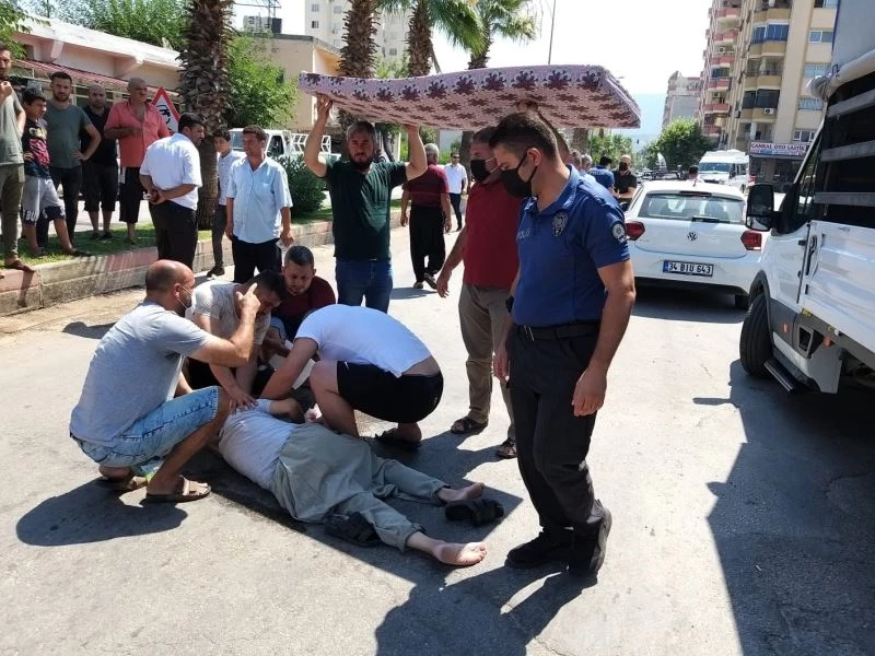 Kaza yapan yaralıyı güneşten sünger yatakla korudular
