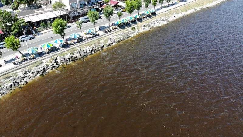 Küçükçekmece Gölü’nün rengi kızıla dönüştü
