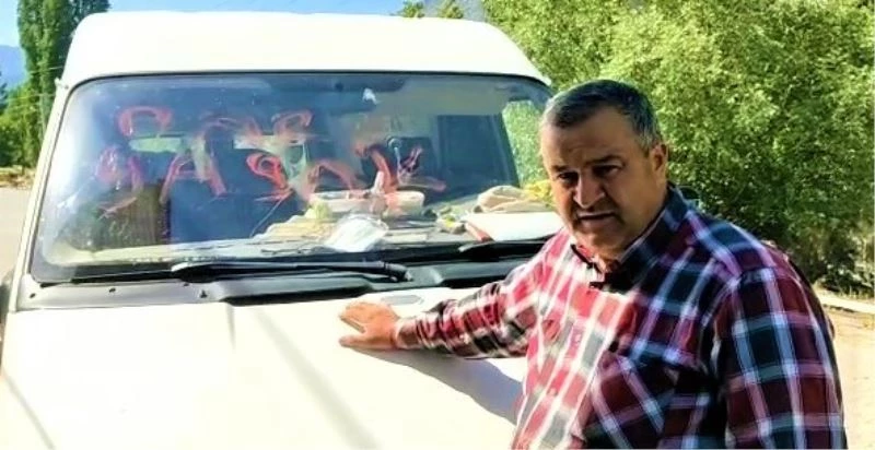 Hatalı park yapılmasından usanan muhtar, fırçayla ayar verdi
