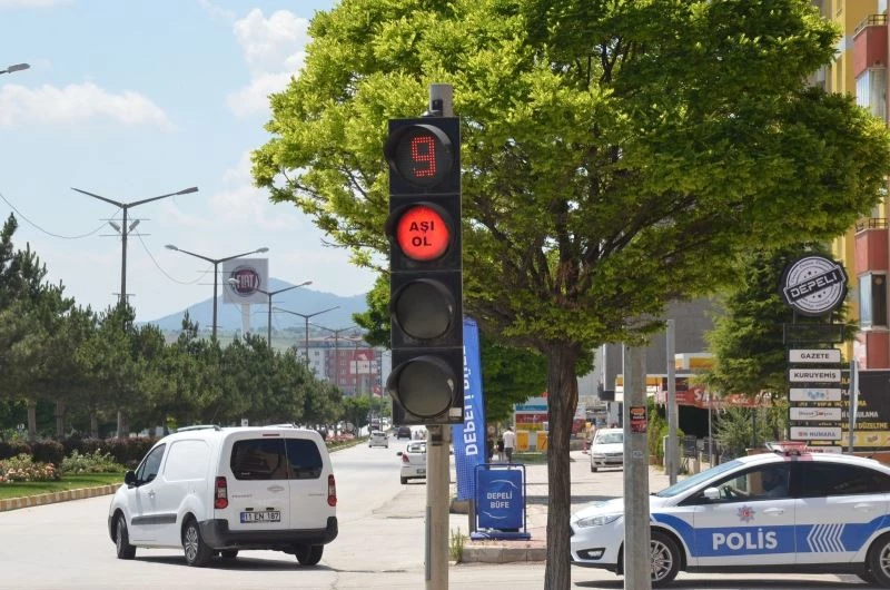 Trafik ışıklarından ‘Aşı ol’ çağrısı
