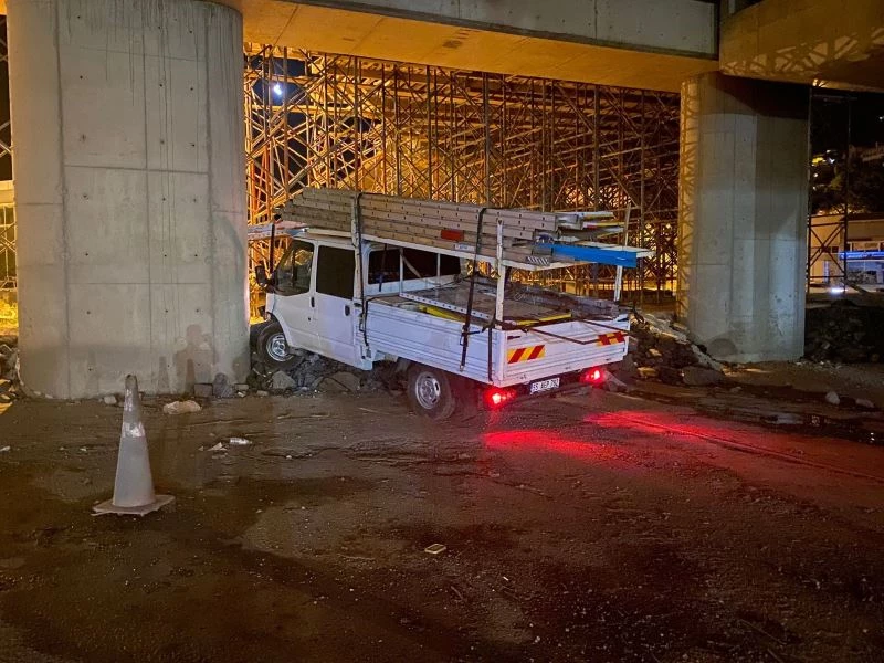 Kontrolden çıkan kamyonet viyadük inşaatına daldı: 4 yaralı
