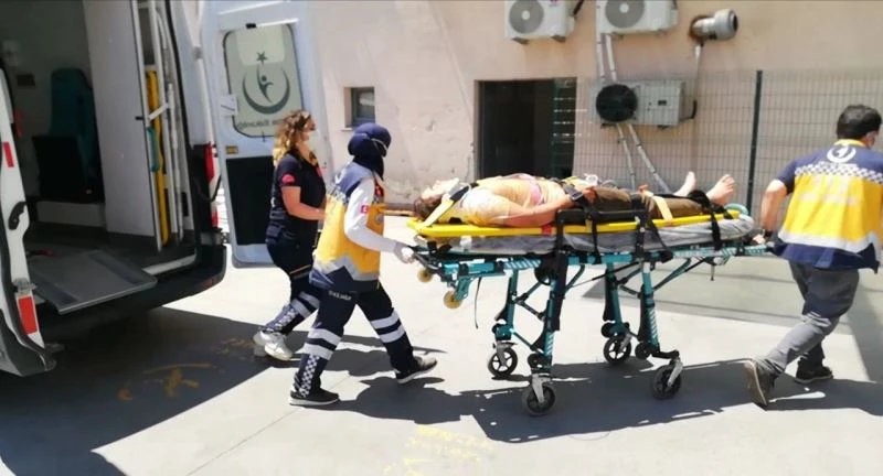 Kışladaki inşaatta göçük altında kalan 2 işçi kurtarıldı
