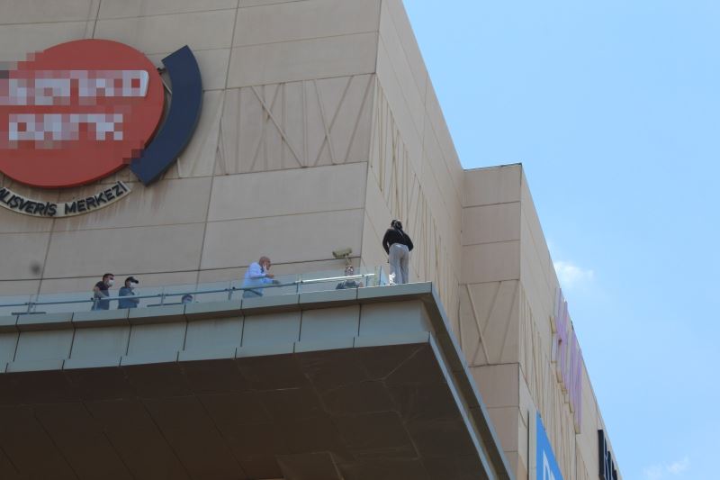 Alışveriş merkezinin terasında intihar girişimi
