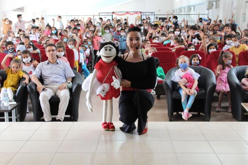 Ağrı’da ilk defa kukla gösterisi izleyen çocuklar doyasıya eğlendi
