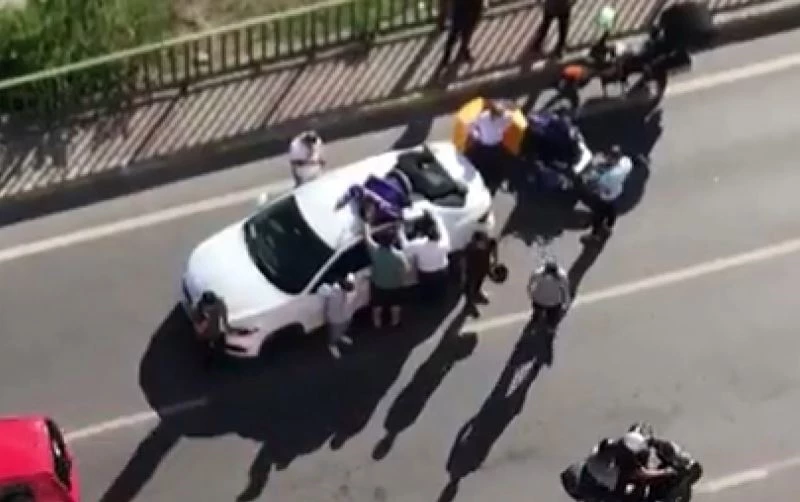 Maltepe’de hız yapan motokurye otomobilin tavanına uçtu
