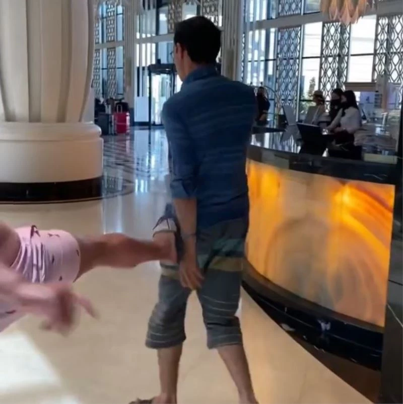 Çocukların fotoğraf ve videosunu çektiği iddia edilen 2 kişiye tekmeli tepki
