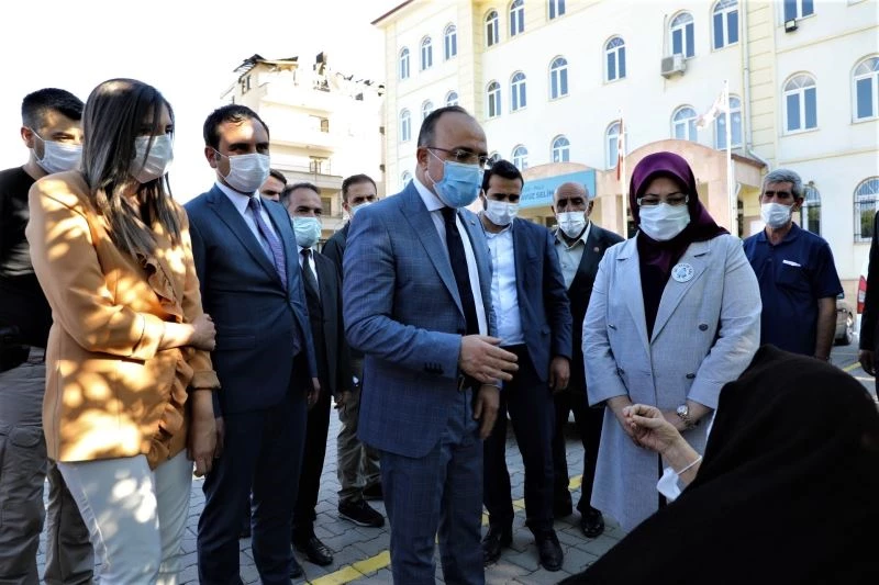 Vali Erkaya Yırık, Palu’da evi yanan  nineyi ziyaret etti
