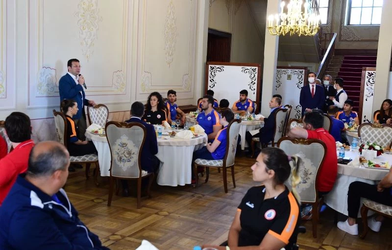 Ekrem İmamoğlu, İBBSK sporcularıyla buluştu
