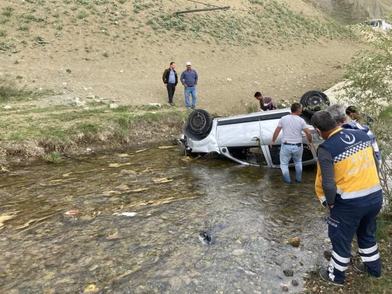 Genç sağlıkçı dereye uçan araçta can verdi
