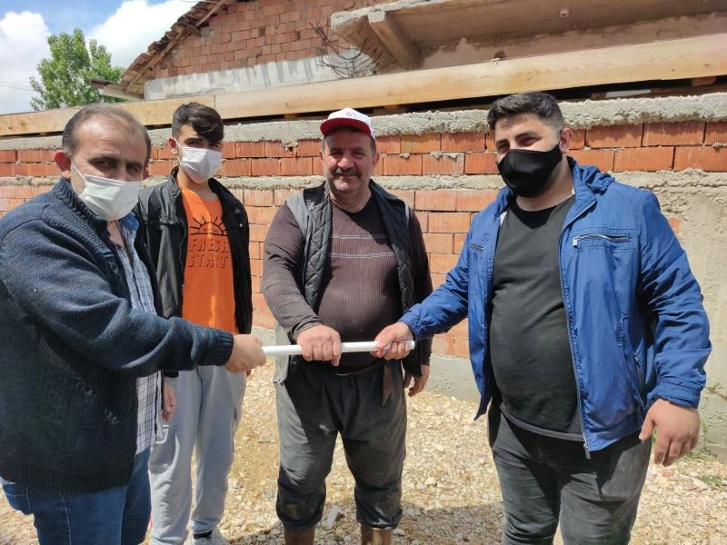 Vatandaşların değnekle kurban pazarlığı
