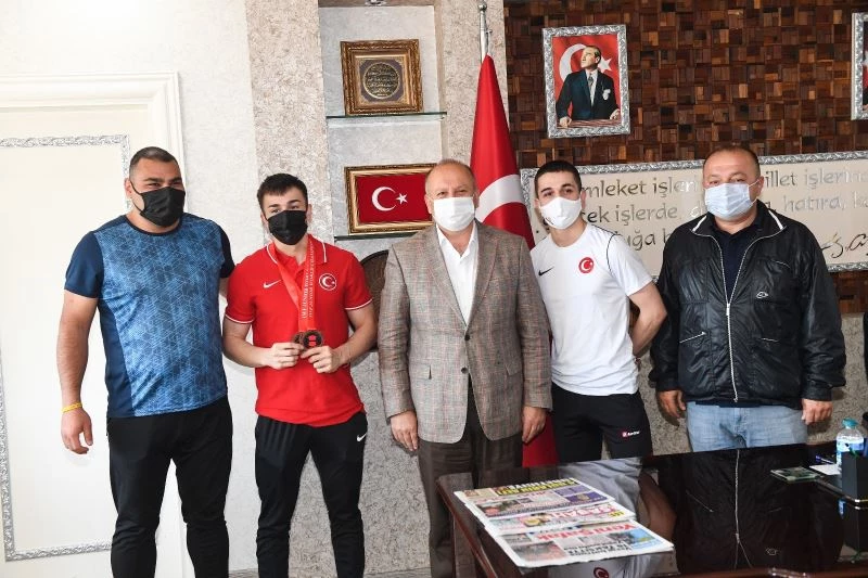 Başkan Tavlı, başarılı haltercileri ödüllendirdi
