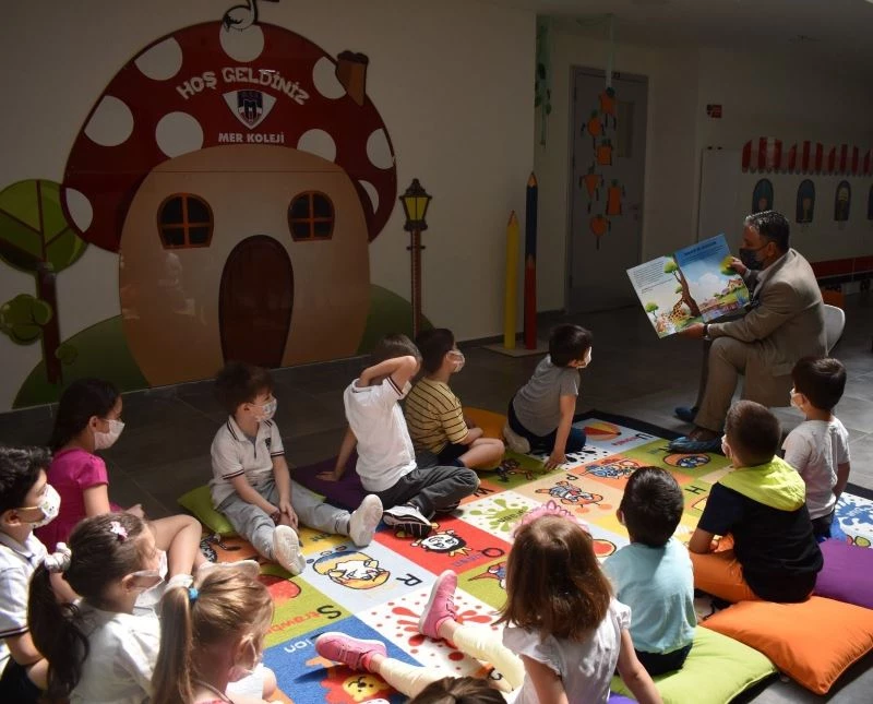 Masallarını müdür amcalarından dinlediler
