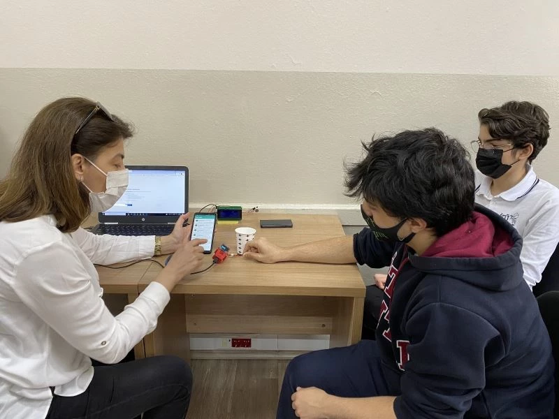 (ÖZEL) Liseliler ’Online Ateş Ölçer’ cihazı üretti
