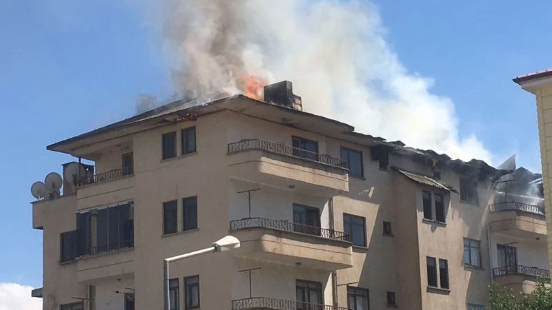Elazığ’da yangın, bina ve bir okuldaki öğrenciler tahliye edildi
