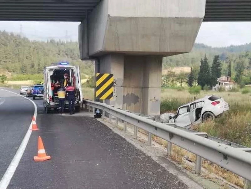 Yüksek Hızlı Tren viyadüğü kolonuna çarpan otomobildeki 2 kişi yaralandı
