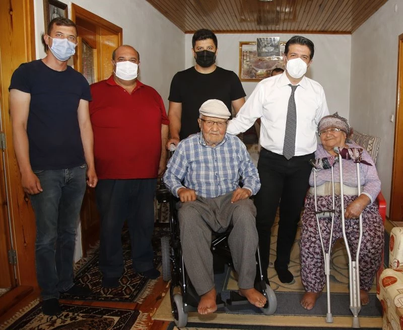 90 yaşında hayalindeki akülü arabaya kavuştu
