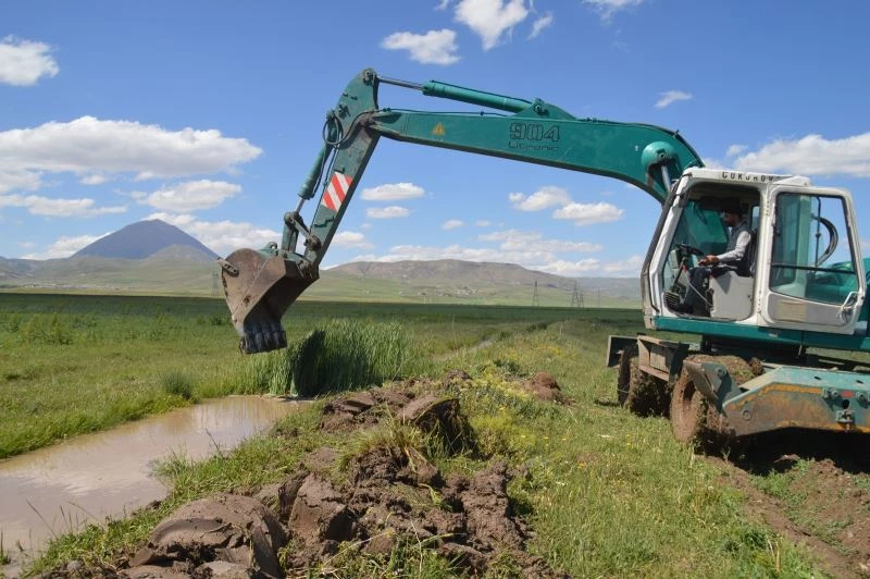 Eleşkirt Ovasında sulama kanallarında temizlik çalışması başladı
