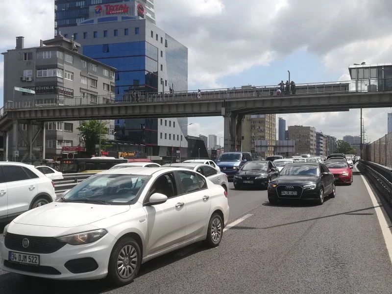 (Özel) E-5 Karayolu’nda feci kaza: Nişanlı çift dehşeti yaşadı
